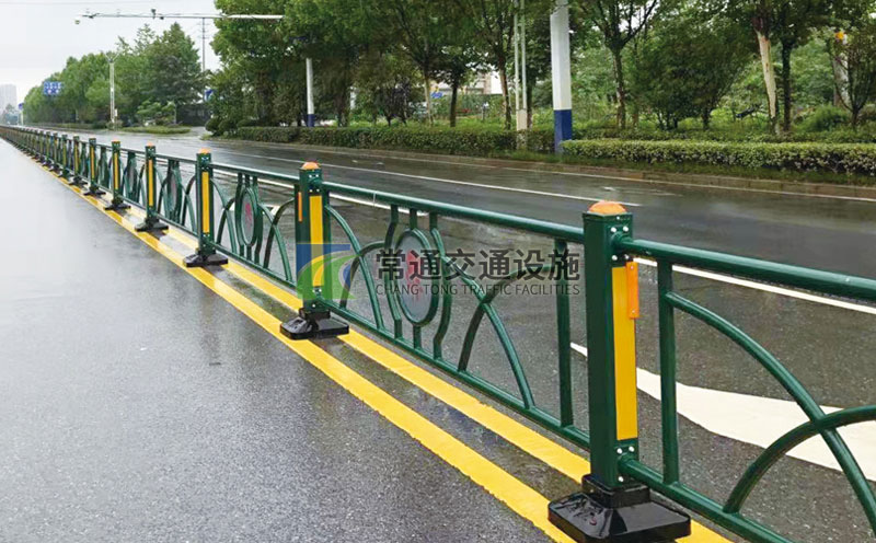 綠色定制款圓弧市政道路中心隔離護(hù)欄