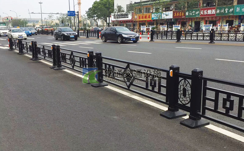 定制城市道路機(jī)非隔離護(hù)欄鋅鋼護(hù)欄